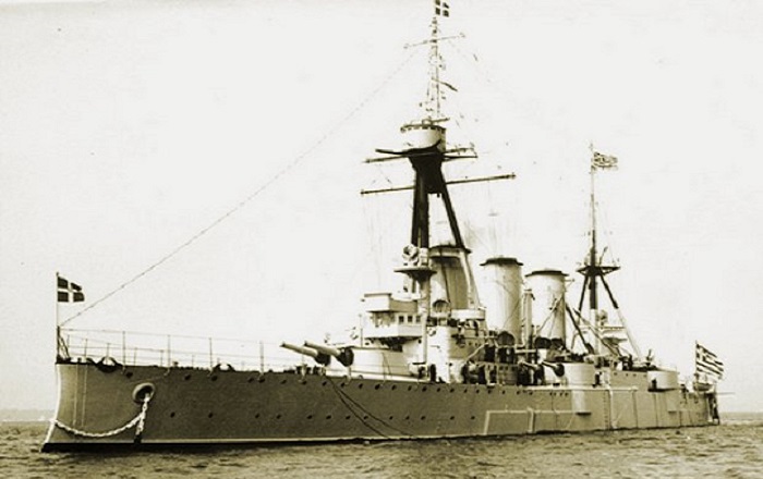 039. Το θωρηκτό Αβέρωφ εισέρχεται στην Σμύρνη